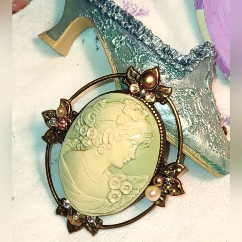 Light Green Right Face Cameo Antique Gold Frame